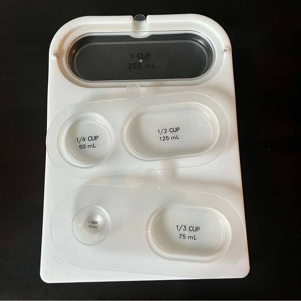 The Pampered Chef Cut & Measure White Cutting Board Snap In Clear Measuring Cups